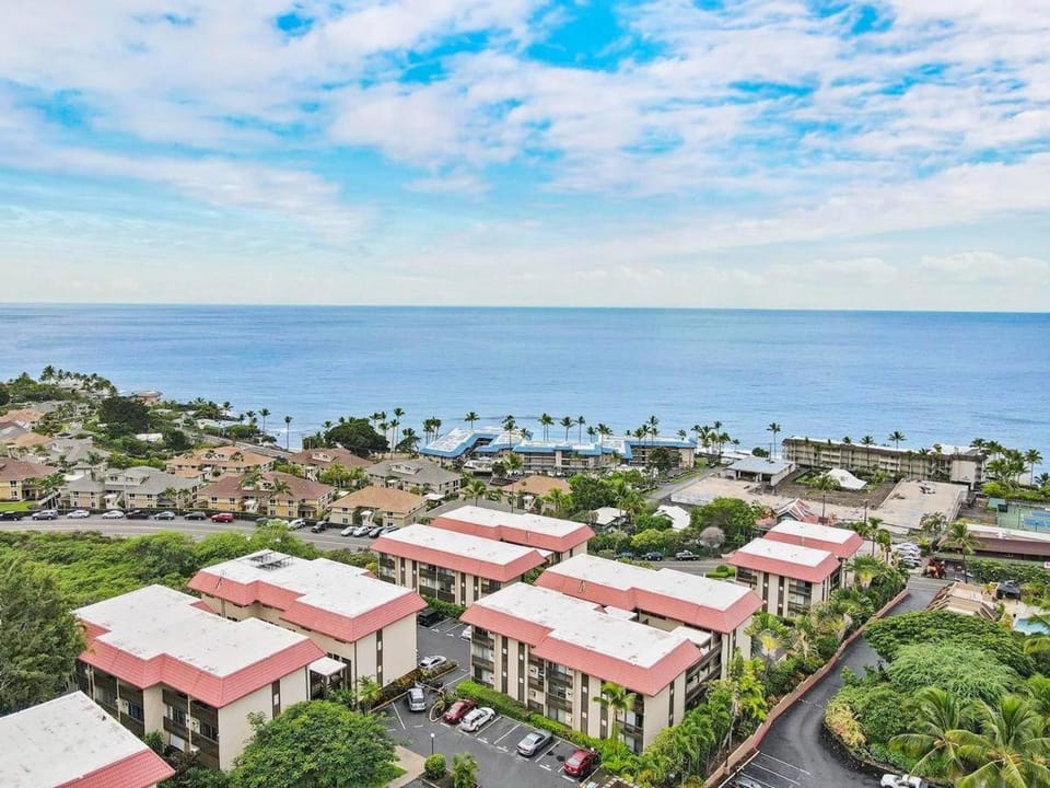 Property building, Day, Neighbourhood, Natural landscape, Bird's eye view, City view, Sea view, Street view, Location
