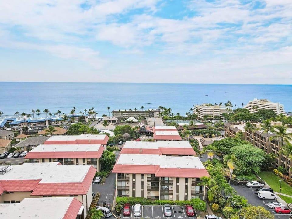 Property building, Day, Neighbourhood, Natural landscape, Bird's eye view, City view, Sea view, Street view, Location, Parking