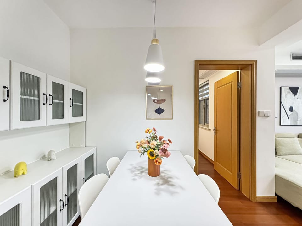 Kitchen or kitchenette, Seating area, Dining area