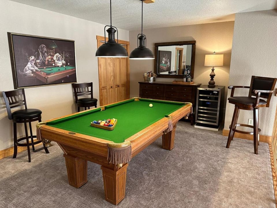 Billiard, Game Room