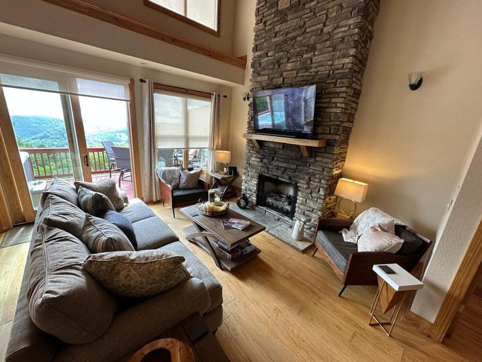 Communal lounge/ TV room, Natural landscape, TV and multimedia, Living room, Seating area, Evening entertainment, Mountain view