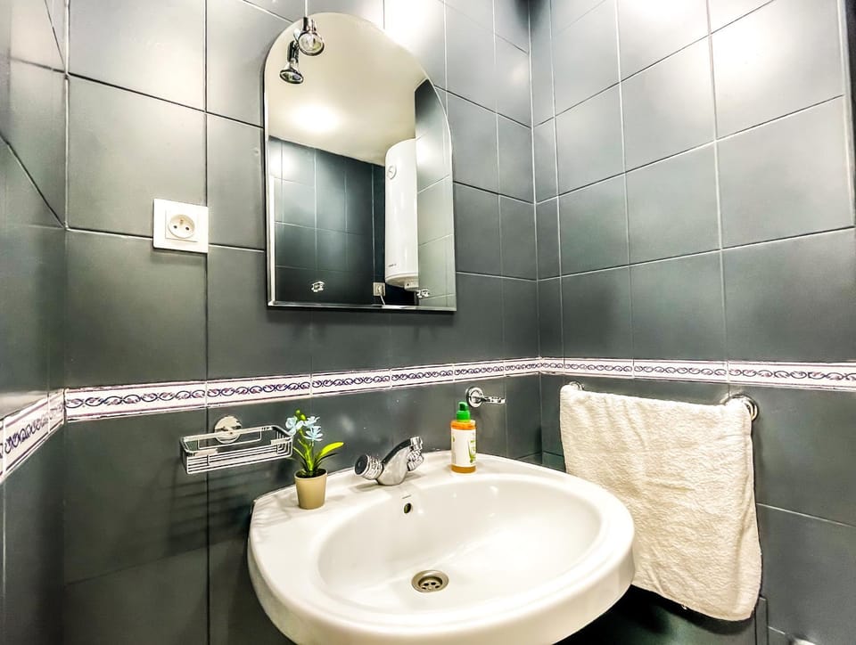 Cozy and Fully Equipped Apartment for Comfort and Luxury, Near the Train Station and Facing Hilton air conditioner Apartment in Tangier