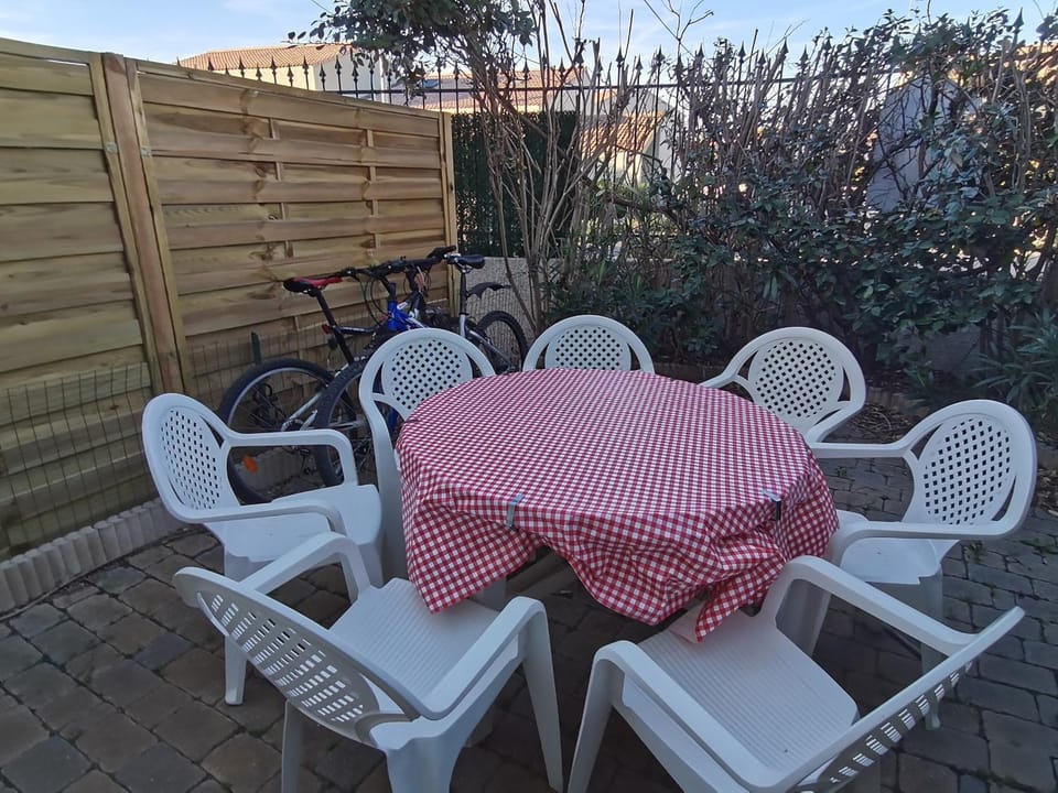 Pavillon 6 Pers avec Piscine et Parking, Proche Plage - FR-1-781-90 House in Occitanie
