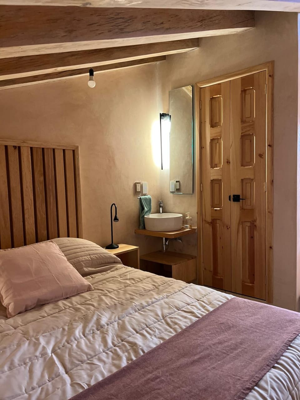 Toilet, Bed, Photo of the whole room, Bedroom