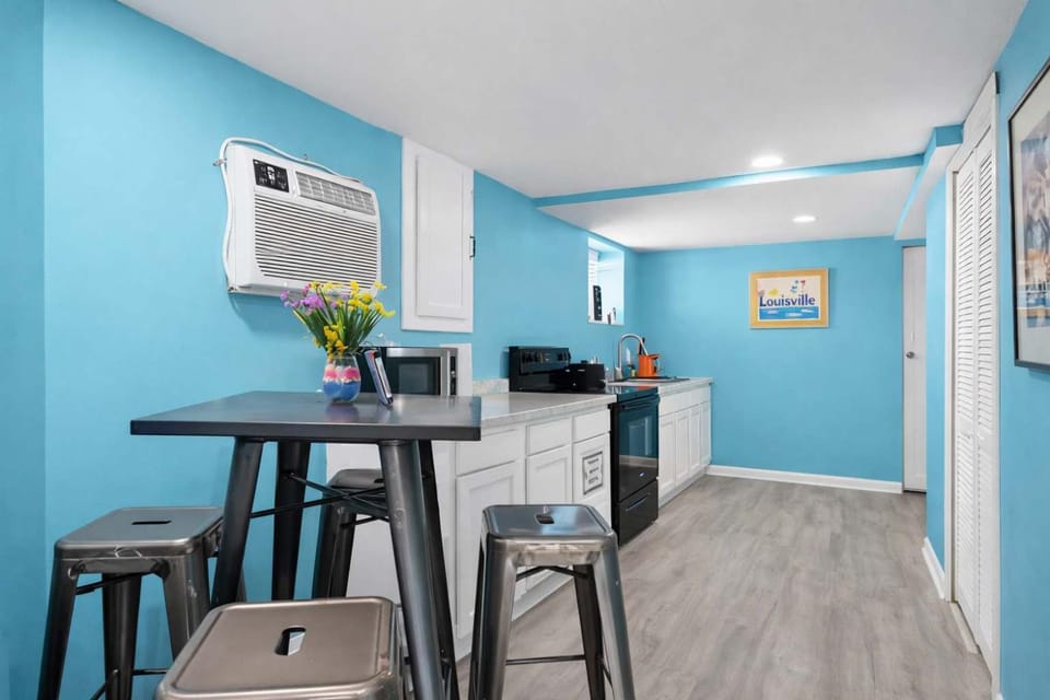 Charming Stay- Bottom Unit in Lou Arts District Apartment in Jefferson County