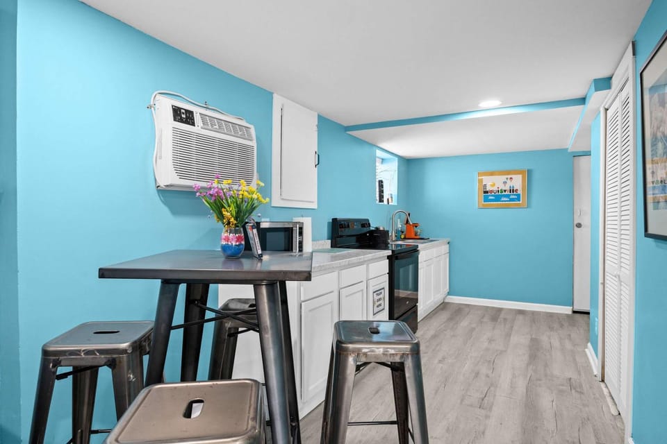 Charming Stay- Bottom Unit in Lou Arts District Apartment in Jefferson County