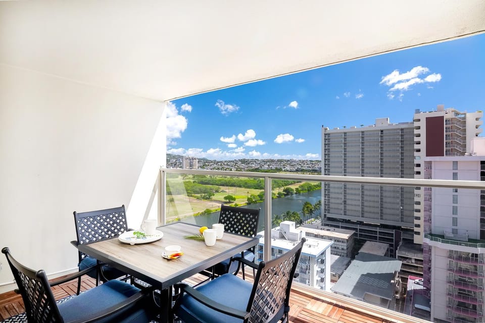 View (from property/room), Balcony/Terrace, Dining area, City view, Mountain view, River view