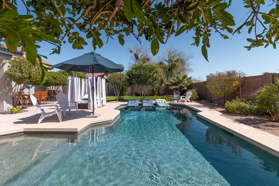 Patio, Garden, Seating area, Swimming pool, sunbed