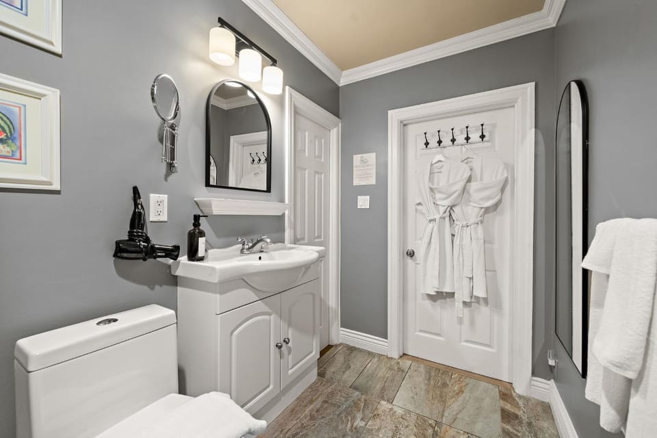 Maison Des Jardins B & B Bed and Breakfast in Laval
