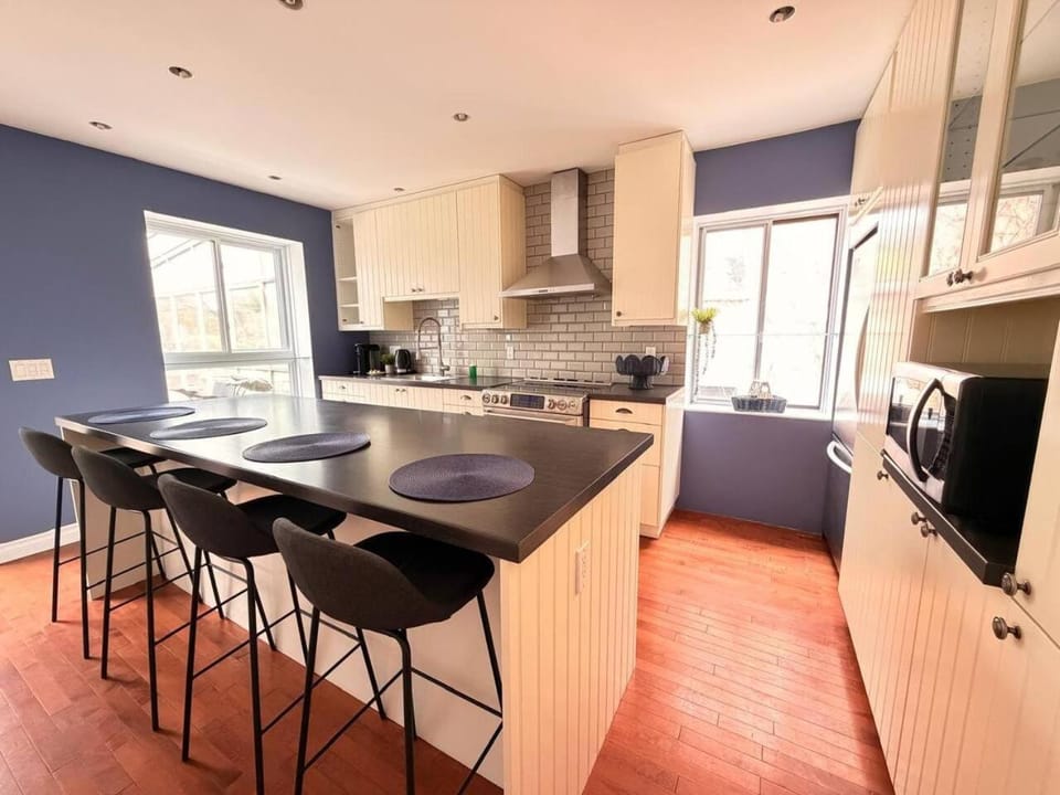 Maison Des Jardins B & B Bed and Breakfast in Laval
