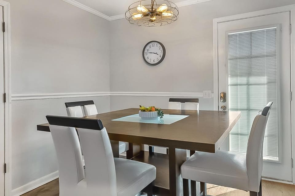 Seating area, Dining area