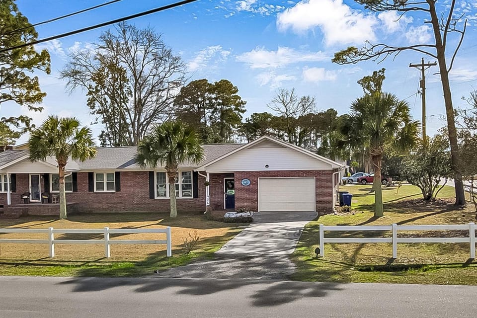Property building, Facade/entrance, Spring, Day, Neighbourhood, Natural landscape, Street view, Parking