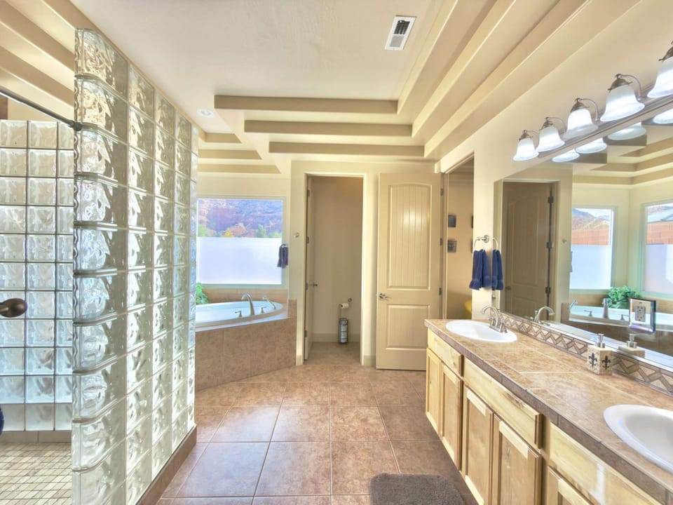 Spirit of the Rock Large Vacation Home in Kanab House in Kanab