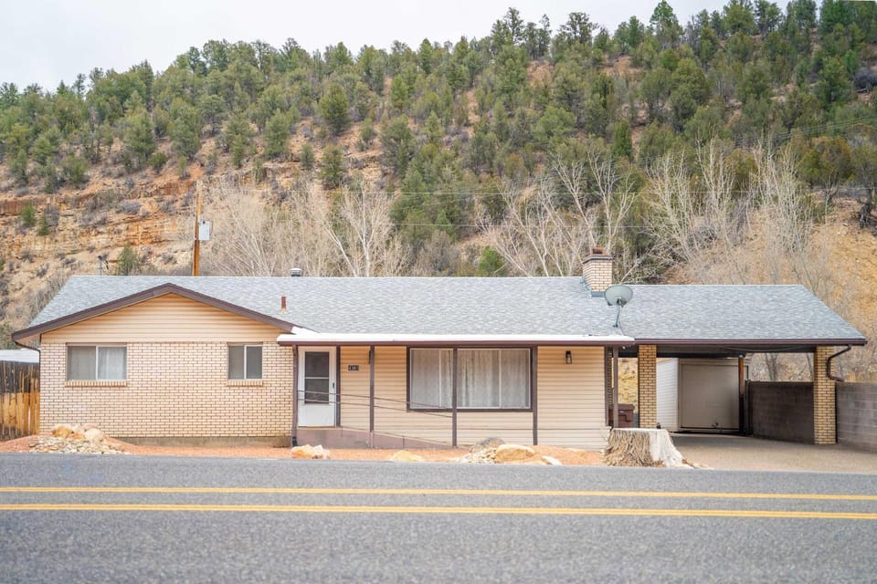 Private Hot Tub Less than 30 min to Zion National Park House in Orderville