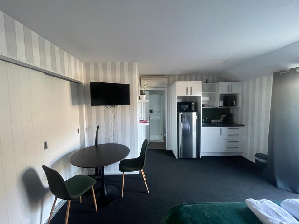 TV and multimedia, Kitchen or kitchenette, Dining area, minibar