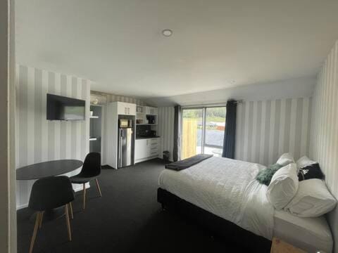 Property building, Bed, TV and multimedia, Coffee/tea facilities, Bedroom