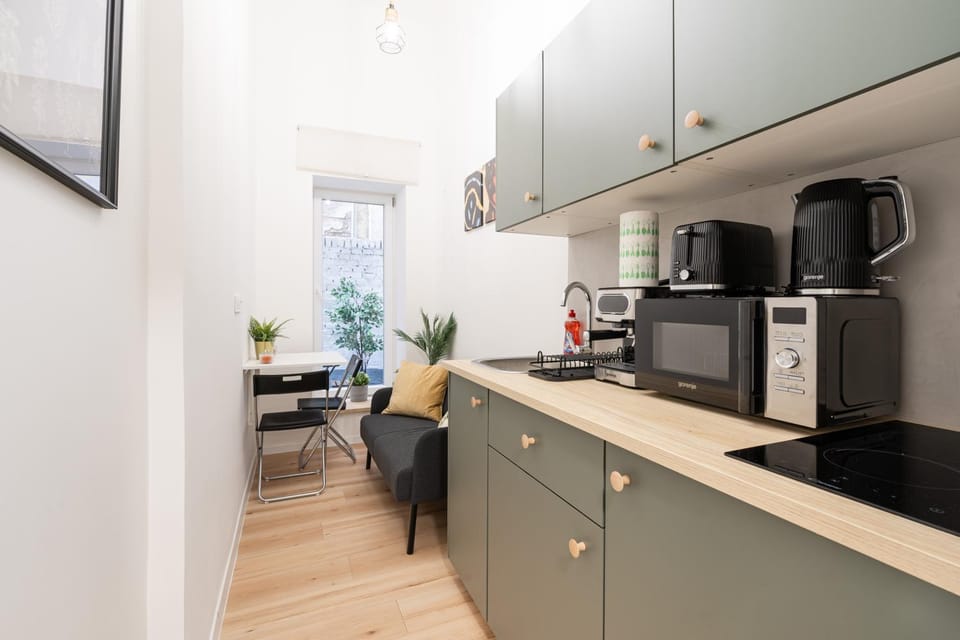 Coffee/tea facilities, Kitchen or kitchenette, Dining area, stove