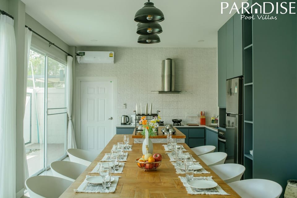 Kitchen or kitchenette, Dining area