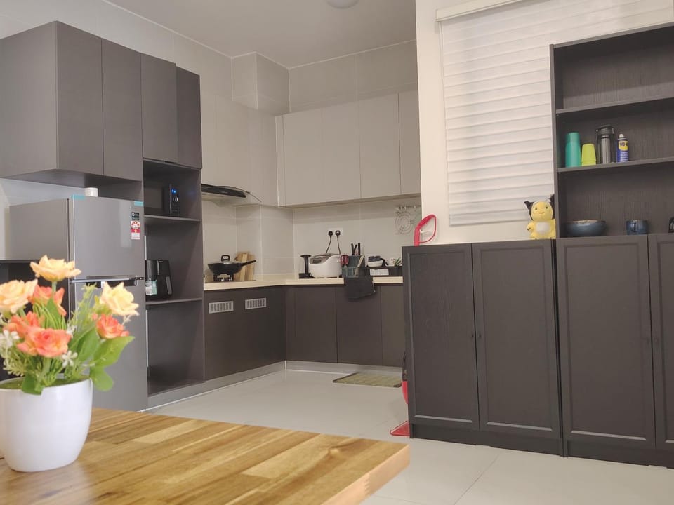 Kitchen or kitchenette, microwave, stove
