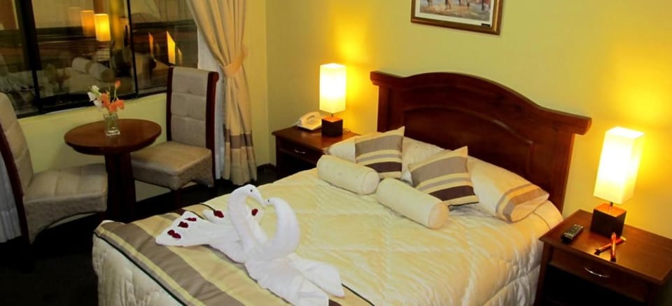 Bed, Bathroom, TV and multimedia, towels