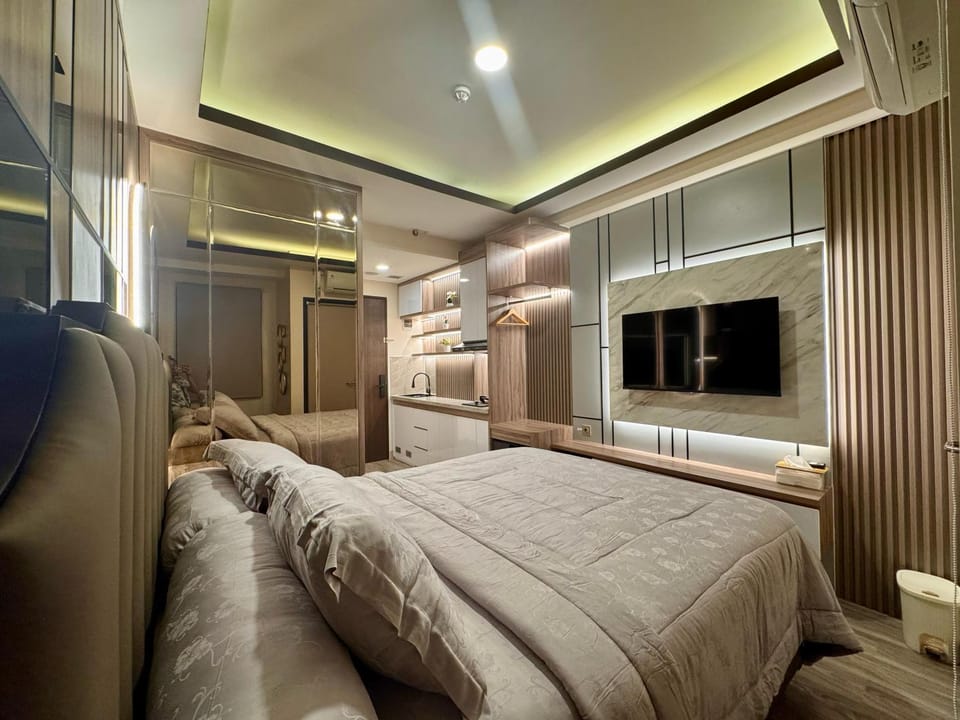 Bed, TV and multimedia, Bedroom