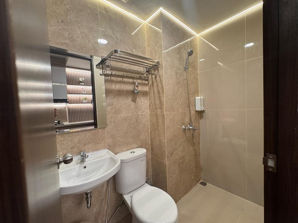 Shower, Toilet, Bathroom, bidet, towels