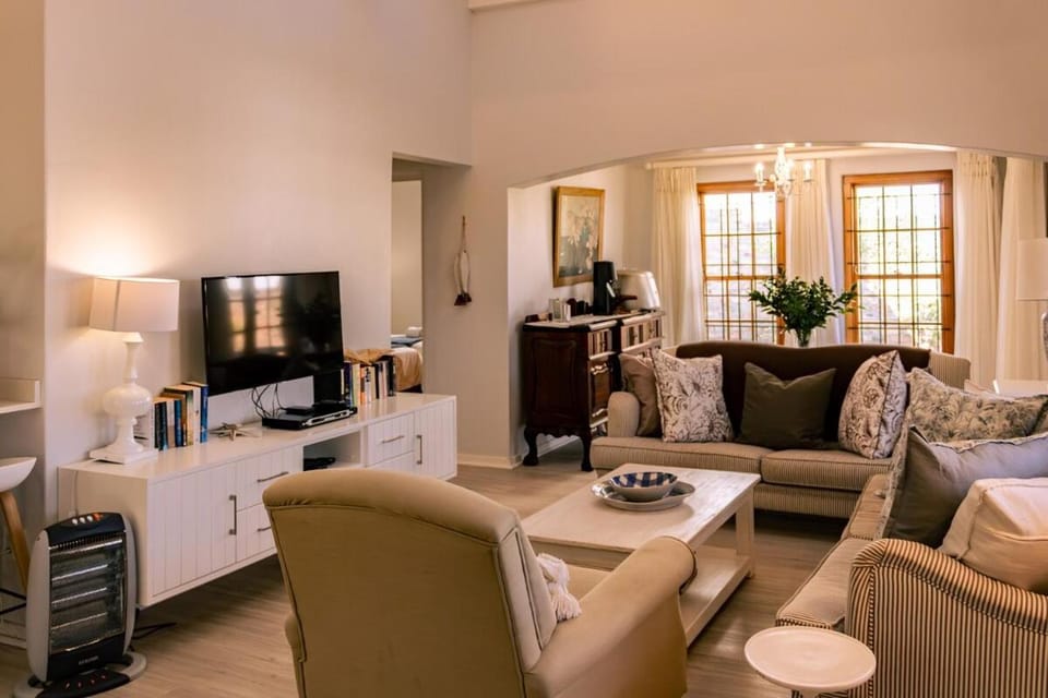 Communal lounge/ TV room, TV and multimedia, Living room, Seating area