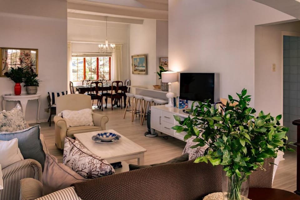 Communal lounge/ TV room, TV and multimedia, Living room, Seating area, Dining area