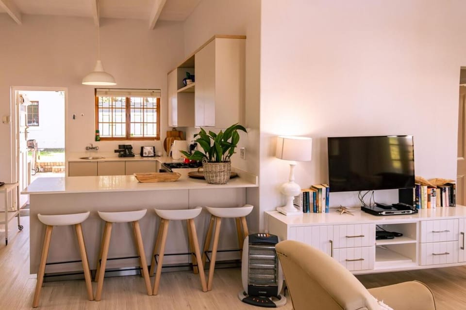 Communal lounge/ TV room, Kitchen or kitchenette, Living room, Seating area, Dining area