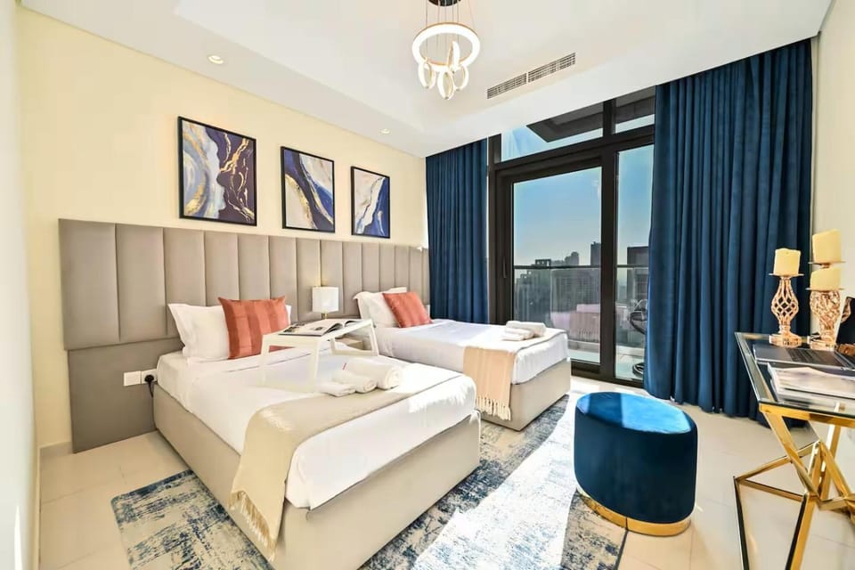 Bed, Photo of the whole room, Seating area, Bedroom, towels, air conditioner