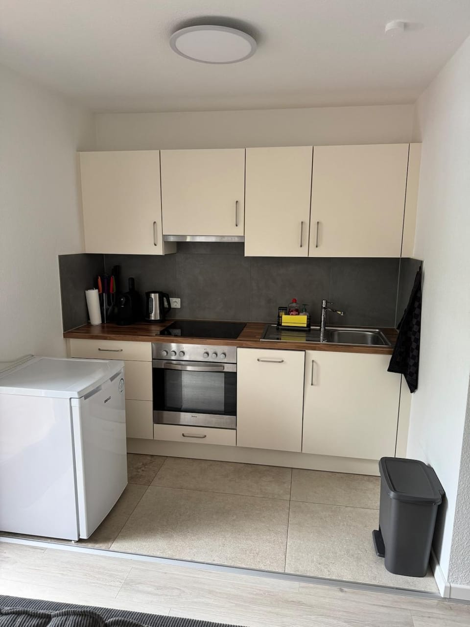 Coffee/tea facilities, Kitchen or kitchenette, dishwasher, stove, toaster