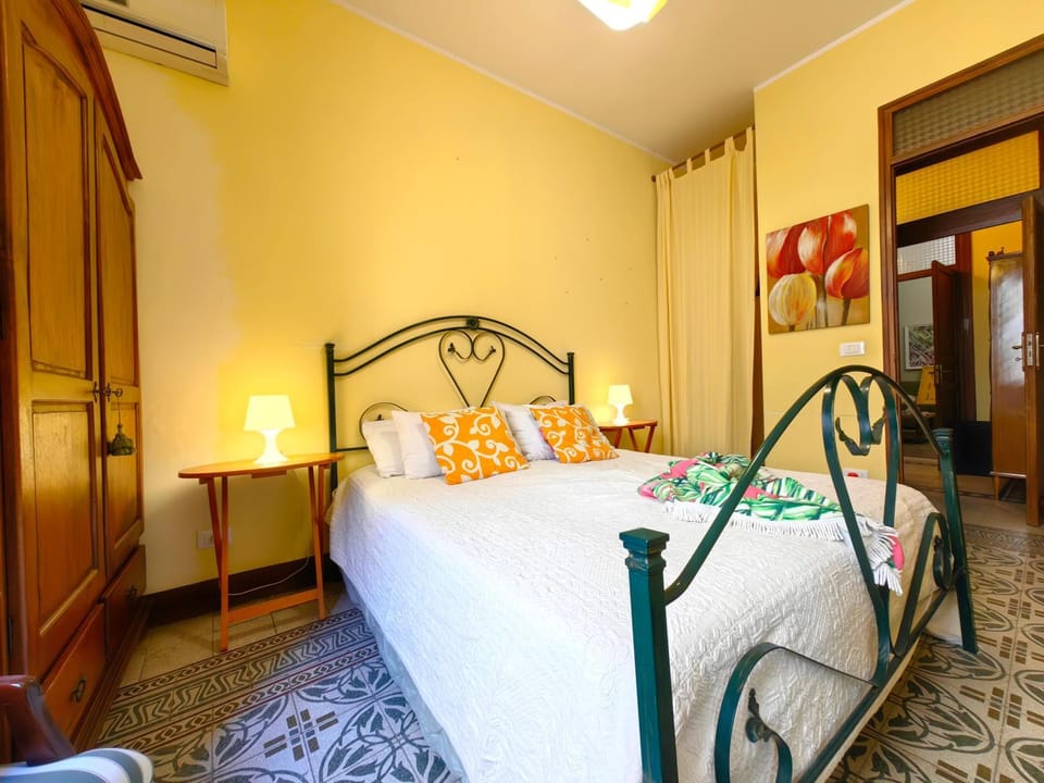 Bed, Photo of the whole room, Bedroom, air conditioner