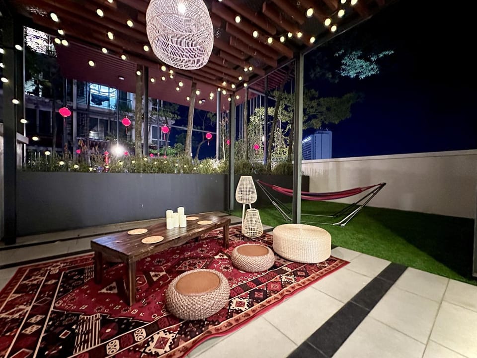 Night, Seating area