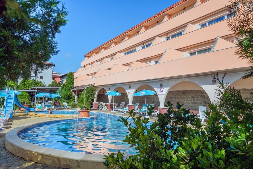 Property building, Day, Garden, Garden view, Pool view, Swimming pool, Swimming pool, sunbed