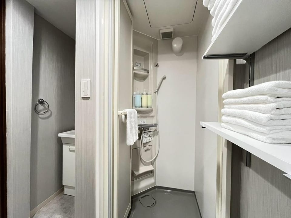 Shower, towels