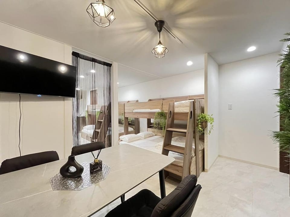 Bed, TV and multimedia, Dining area, bunk bed