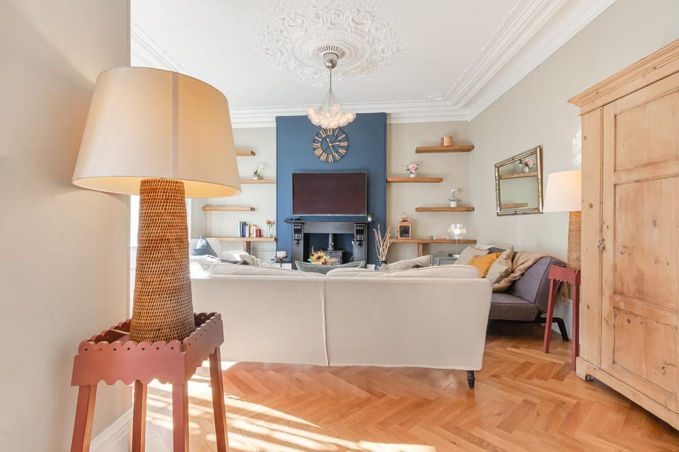 Lounge or bar, fireplace
