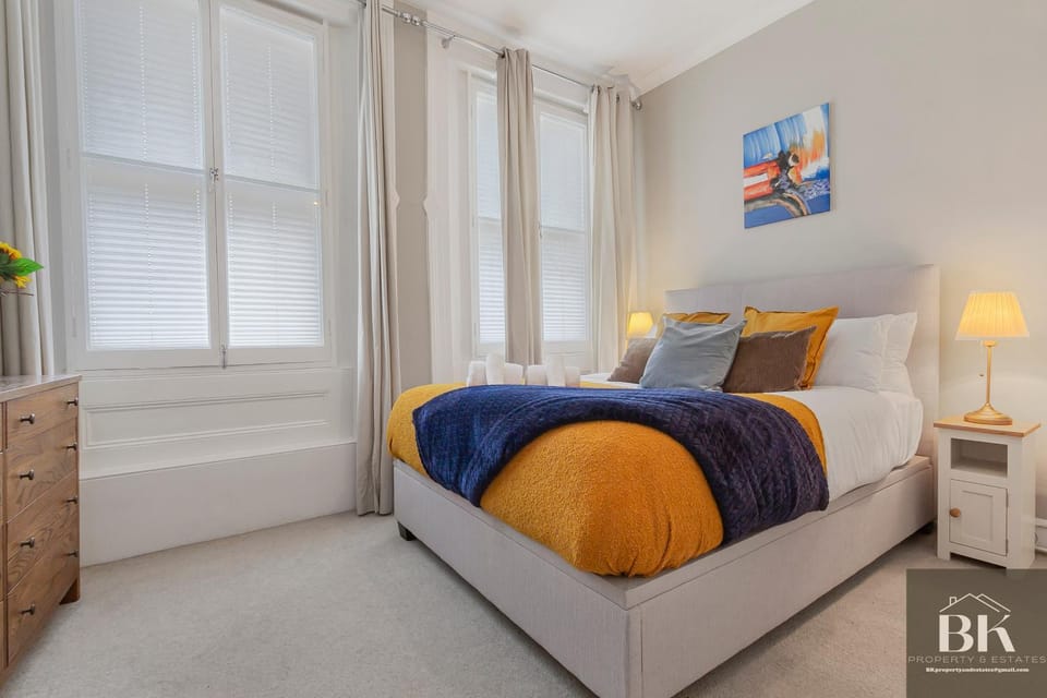 Photo of the whole room, Bedroom, towels