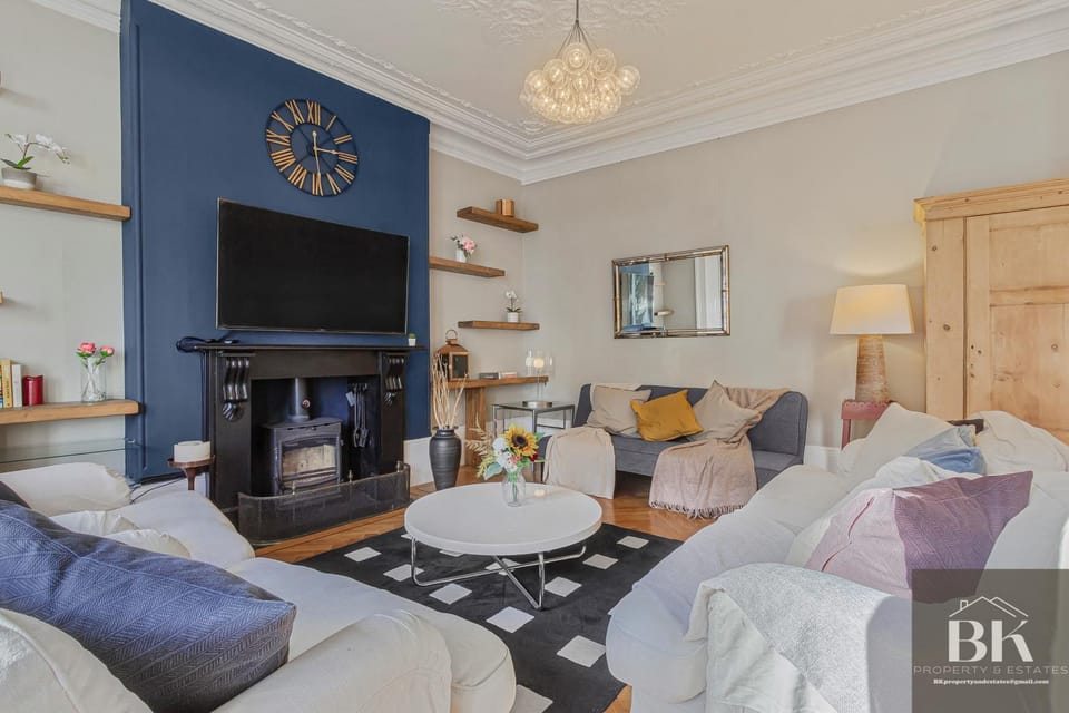 Communal lounge/ TV room, TV and multimedia, Living room, Seating area, Evening entertainment, flat iron