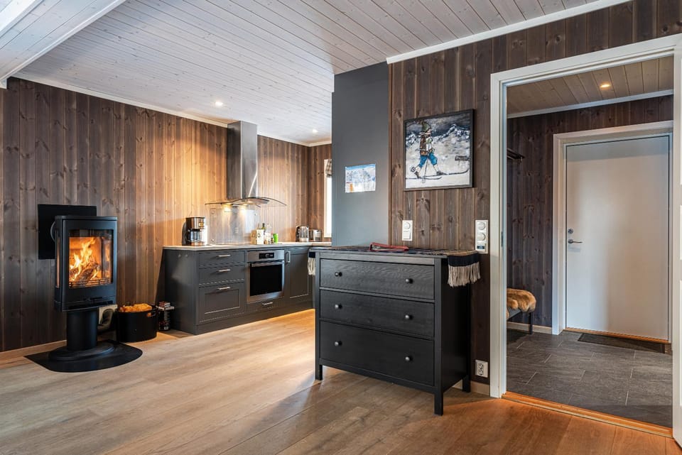 Kitchen or kitchenette, fireplace