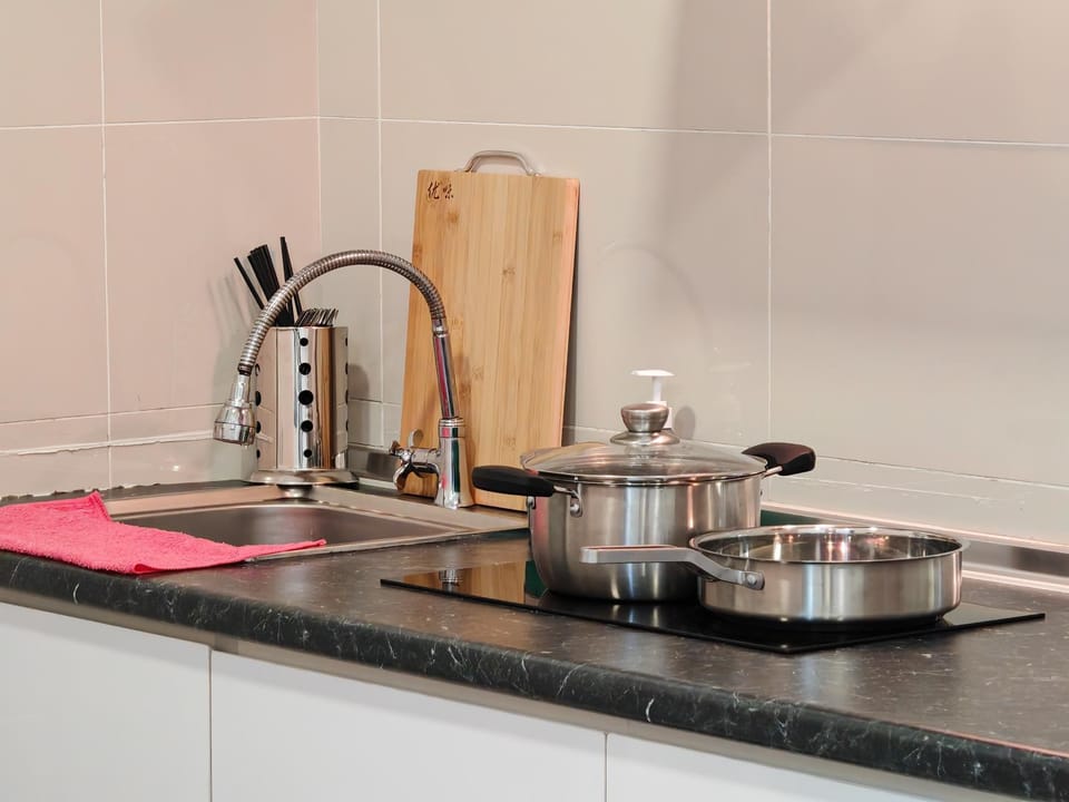 Coffee/tea facilities, Kitchen or kitchenette, stove