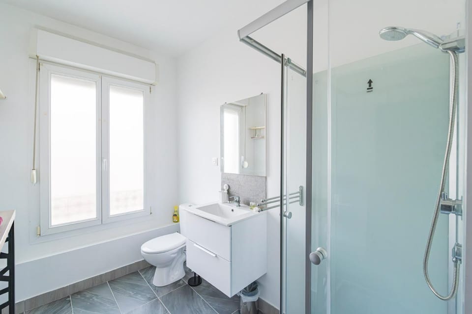 Shower, Toilet, Bathroom, towels