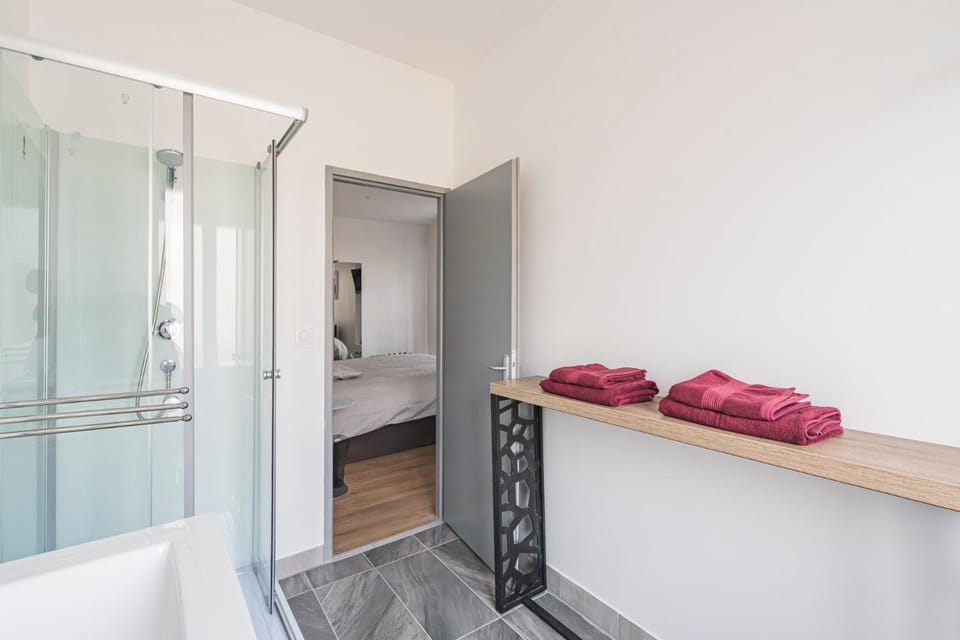 Bathroom, towels