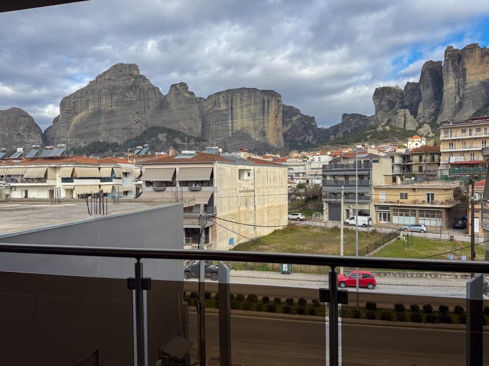 Property building, Nearby landmark, Day, Neighbourhood, Natural landscape, City view, Mountain view