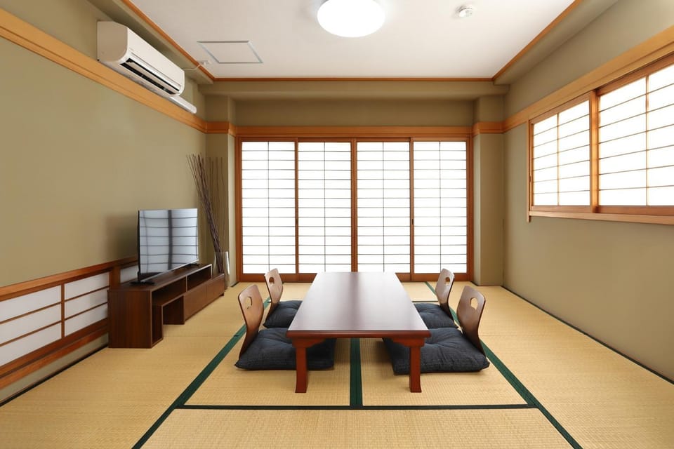 TV and multimedia, Living room, Seating area, Dining area, air conditioner