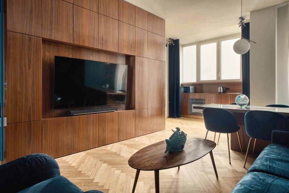 TV and multimedia, Kitchen or kitchenette, Living room, Seating area, Dining area