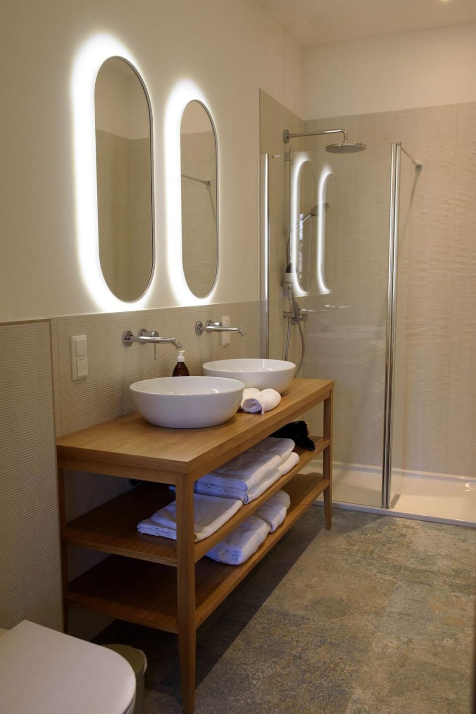 Shower, Toilet, Bathroom, towels