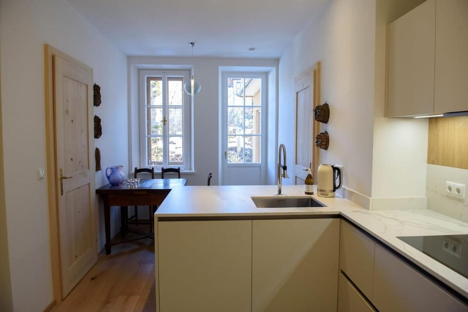 Kitchen or kitchenette, Dining area