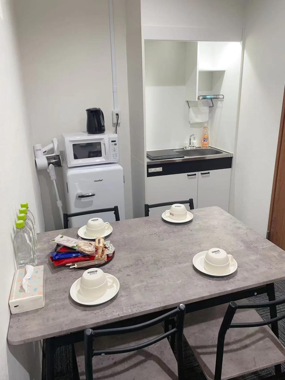 Kitchen or kitchenette, Dining area