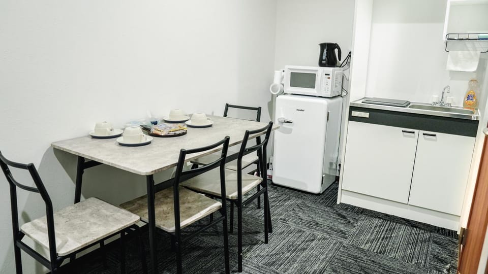 Kitchen or kitchenette, Dining area, minibar, stove